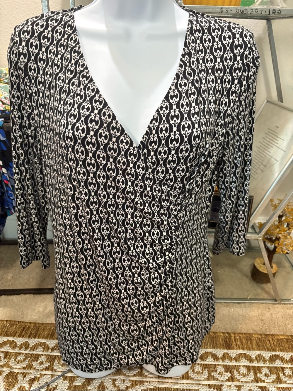Dana Buchman women v-neck faux wrap 3/4 sleeve blouse black white geometric  med